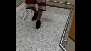 Mala – Esperando o elevador