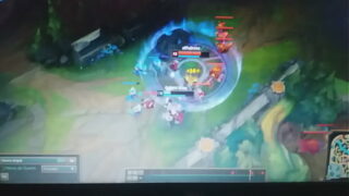 Calça frouxa broca em um pato careca e arregaça feito uma manga chupada