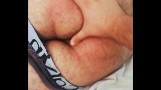 Azotando el culito de mi novio