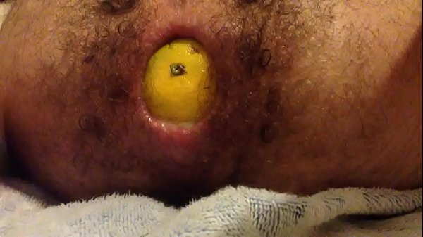 Novinho enfiando laranja no cu 54 sec