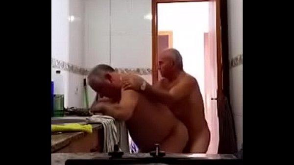 vovô coroa e amigo fudendo na cozinha