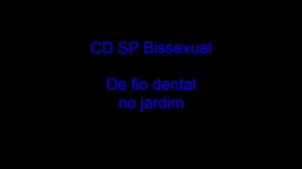 Homem exibindo de fio dental no jardim (20120005) cdspbisexual