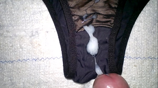 punheta pra cunhada. Gozando na calcinha dela