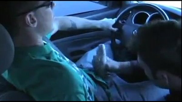 mamandosela mientras conduce