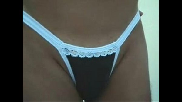 Mostrando a marquinha de fio dental (20130130n) cdspbisexual