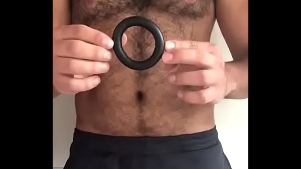 Peludão ensinando a colocar cockring