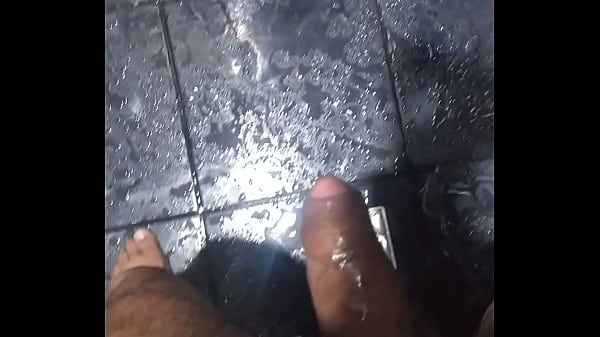 Punheta básica na hora do banho