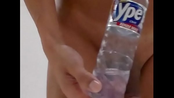 Enfiando garrafa de detergente no cú (20171024a) cdspbisexual