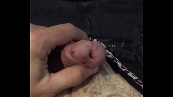 Homme en string léopard qui se masturbe au cinéma en public