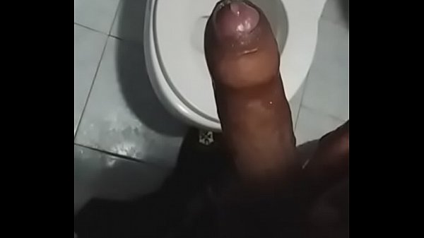Moreno de 18 hetero  en el baño 2