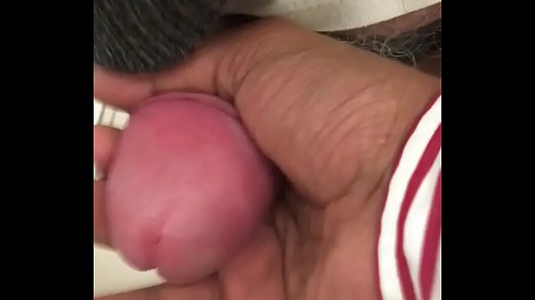 Chupando a rola cabeçuda do velho no banheiro