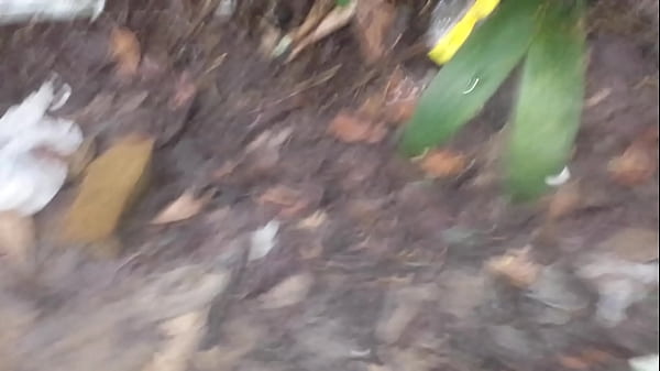 DANDO GOSTOSO PRO MOTOBOY NAS MATAS DO CALÇADÃO DO DISTRITO (SEM CAPA)