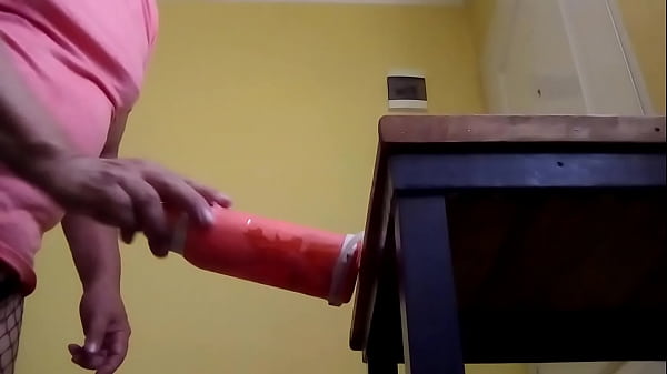 Es hermoso coger mi rico culo en medias de red