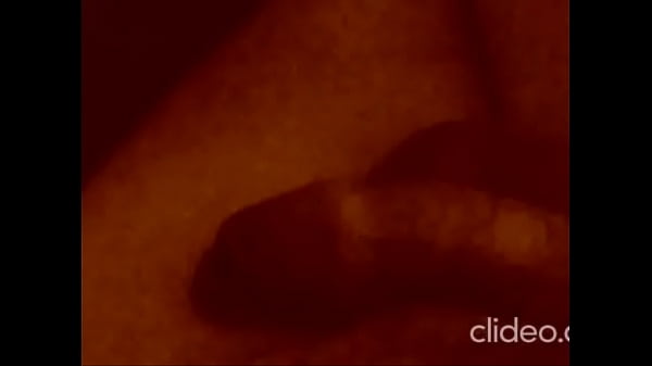 Gafo en reposo escuchando música.