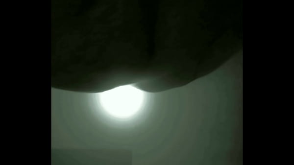 Gordo juega con su nuevo juguete en el culo