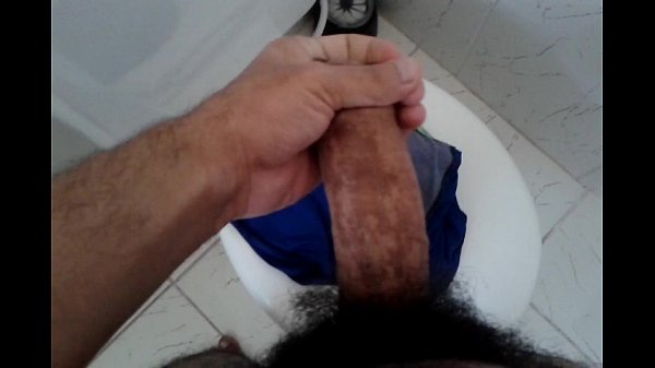 Gozando na cueca no banheiro