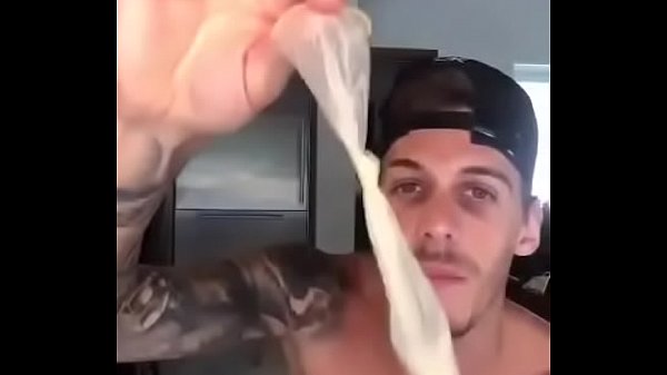 Hetero se masturba con un condon xl