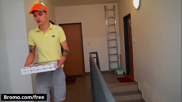 (Jamie Owens) Delivers The Pizza In The Exact Moment (Jerom)e Is Horny Wants To Masturbate – Bromo