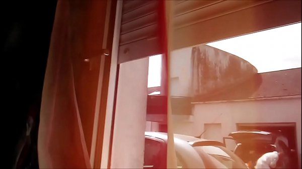 Je me masturbe en matant secrètement mon voisin daddy