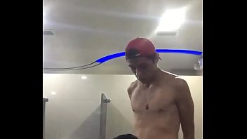 Mamada gay en el baño del cine