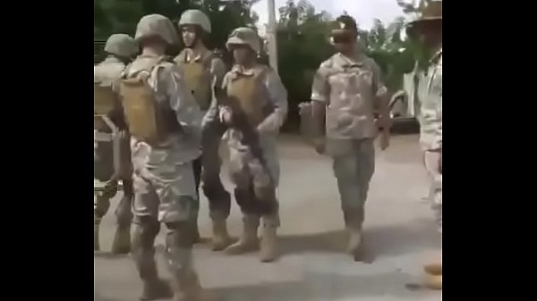 Militares entrenando