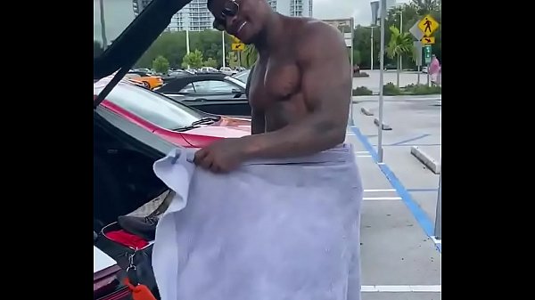 Negão tatuado mostrando a rola gigante