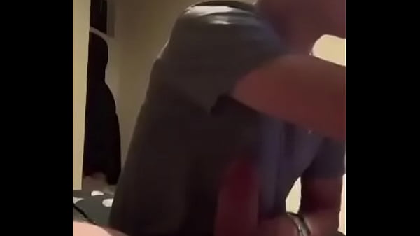 Novinho tocando uma na webcam