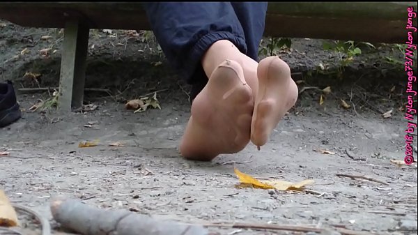 Schuhe und Nylonfüsse lüften ** Outdoor im Wald **