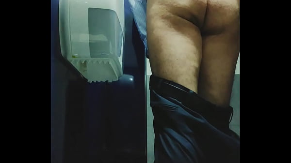 Sigo enseñando culo en los baños, casi lo logro…