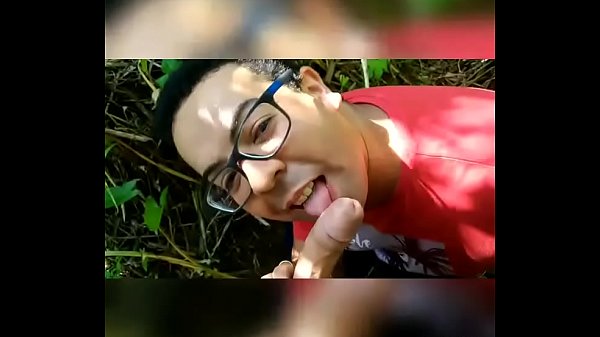 Di Gonçalves pagou um boquete pro loirinho novinho.