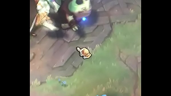 ESTATUA VIVIENTE LE DA UNA MONDAQUERA INFERNAL A UN PESCADO GORDO