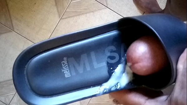 Gozando gostoso na beach preta