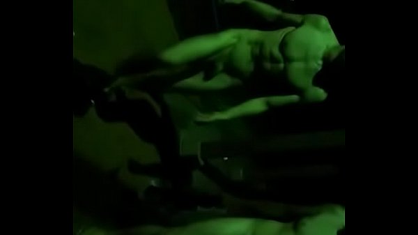 Los objetos aceleran porque están muy felices de llegar a sus destino justo como estos jóvenes corriendo desnudos