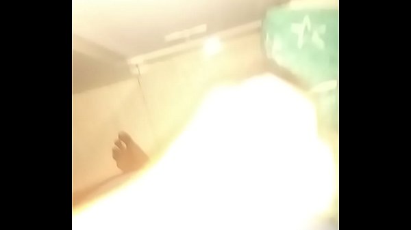 NEGRO TESUDO COM PAU PEQUENO BATE PUNHETA RAPIDO FRENETICAMENTE E GOZA GOSTOSO