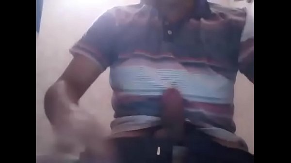 TIPO SE MASTURBA EN FRENTE DE TODOS POR WEBCAM