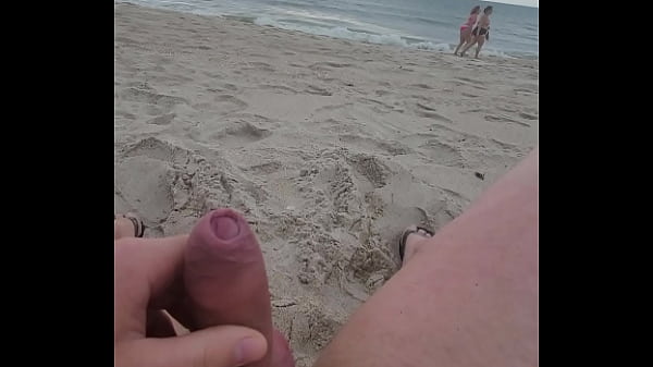 Dick flash for girls on the beach