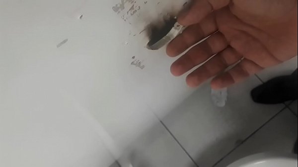 Fazendo mão amiga no casado pelo glory hole até gozar