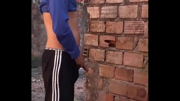 Flagrei meu irmão dotado mijando atrás do banheiro