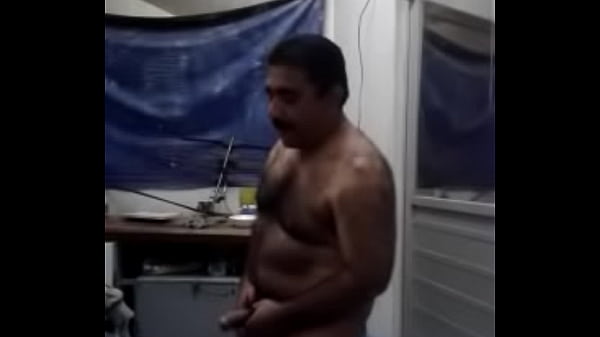 Mecanico peludo cachondo