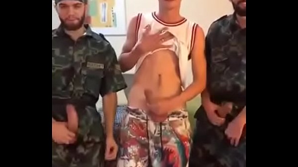 Militares dotados mostrando a rola.