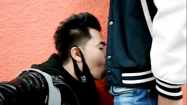 Universitario haciendo cruising conmigo en la estación del metro